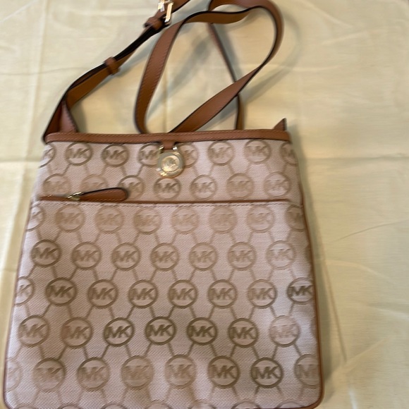 New with out tags. Michael Kors crossbody.  never used. - Picture 1 of 11